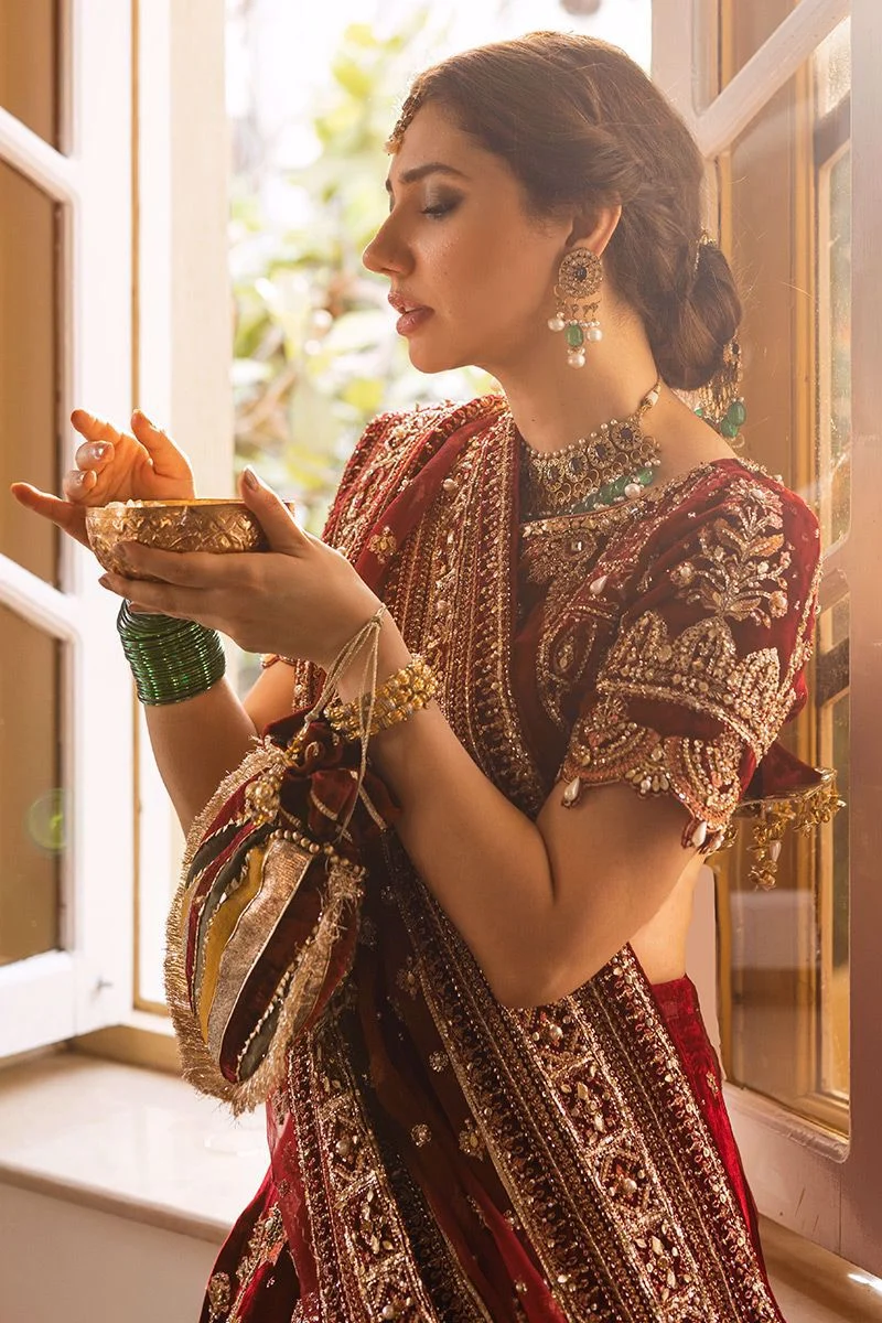 Gulaal red bridal dupatta with heavy gold embroidered border gulaal-bridal-dupatta-border.webp